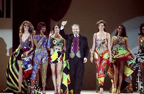 mantello foto mina gianni versace|Mina: lo stile di ieri e la moda di oggi .